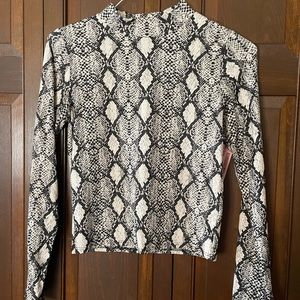 Caution to the Wind, Black and Gray Snake Skin Pattern, Long Sleeve Top, Sz Med